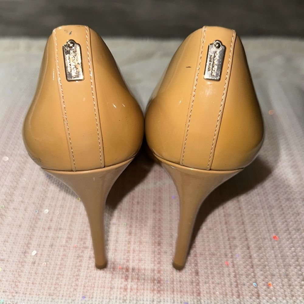 COACH 9B Tan Patent Leather Heels Pumps - Picture 15 of 16